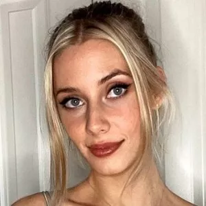 Саша Греймен лесбияндық сүйіспеншілік пен киска сипау сахнасы